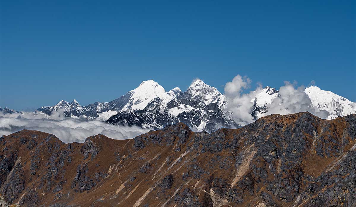 lauribina pass trekking in the himalayas